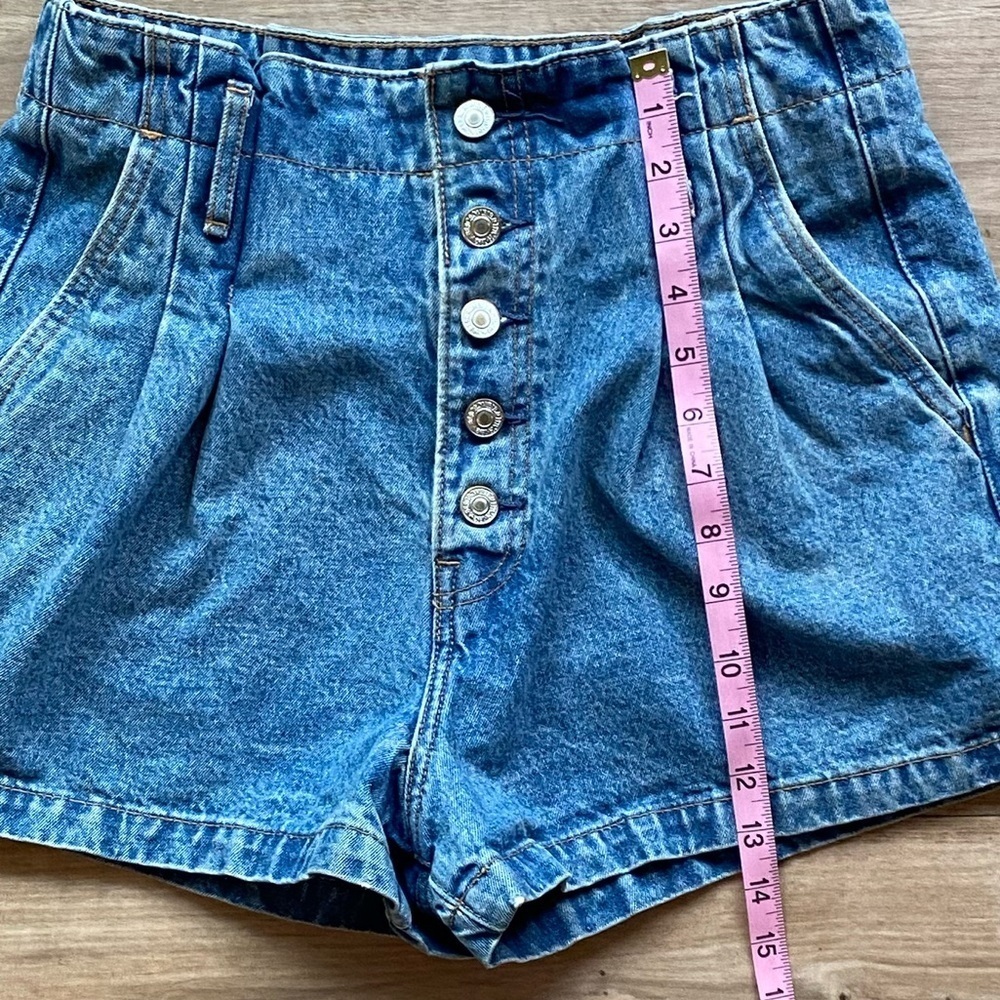 Abercrombie and Fitch Natural Rise Shorts - Picture 3 of 6